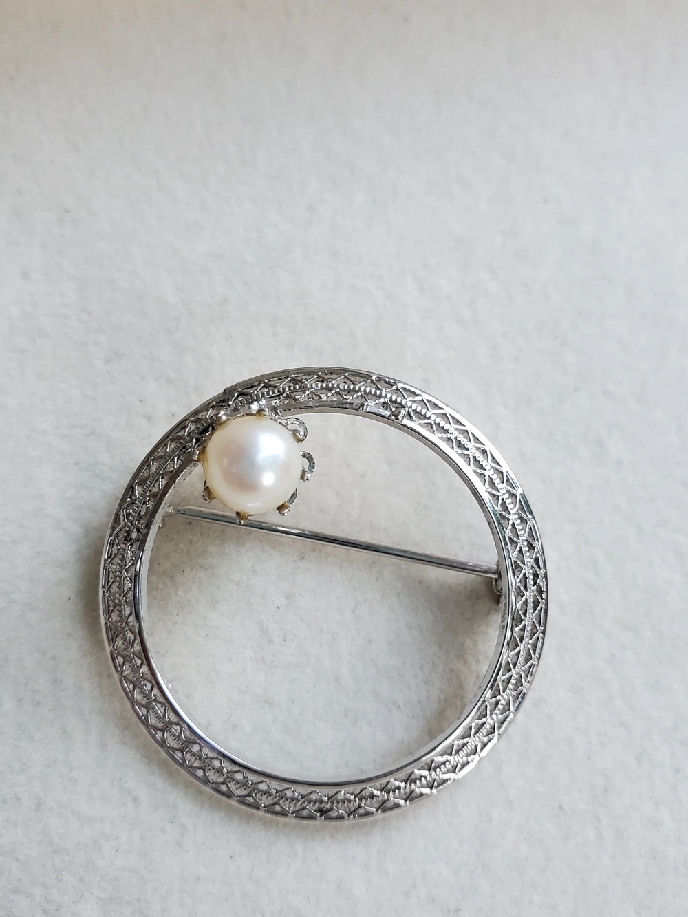 Vintage Sterling Silver Circle Brooch with White Pearl Accent - 3.09 g